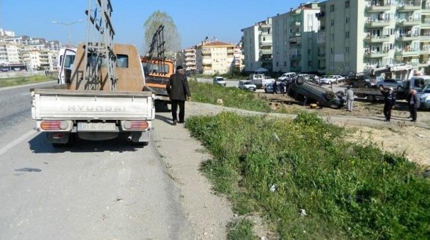 Takla Atan Ara&ccedil;ta İki Kişi Yaralandı