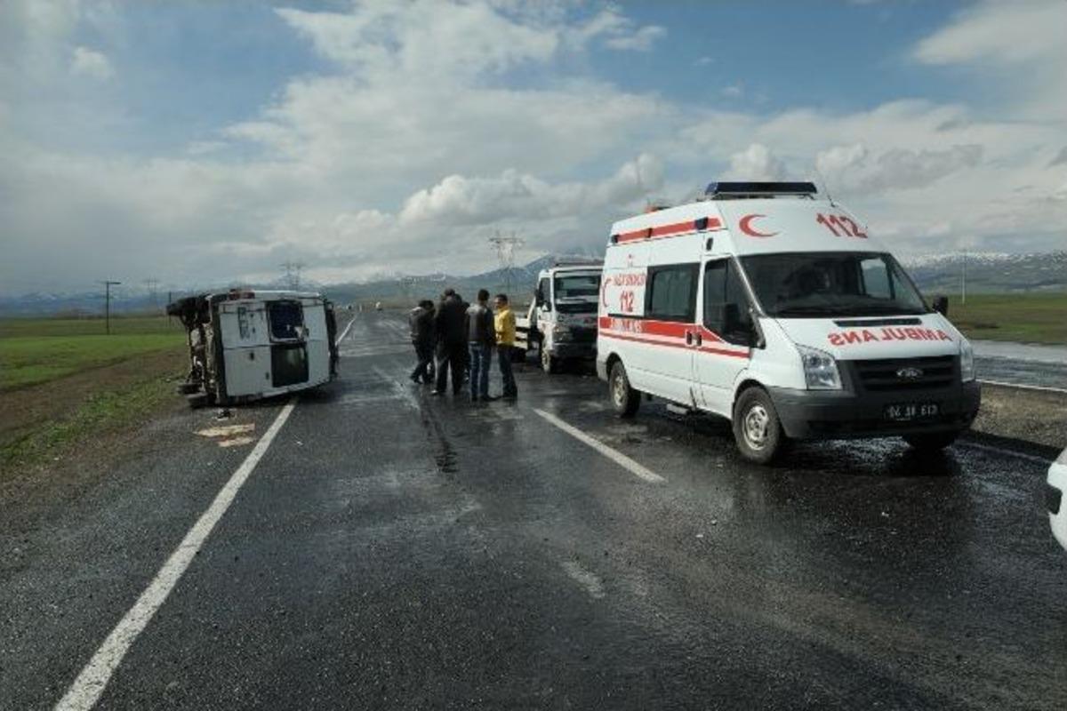 Minib&uuml;s Takla Attı: 5 Yaralı
