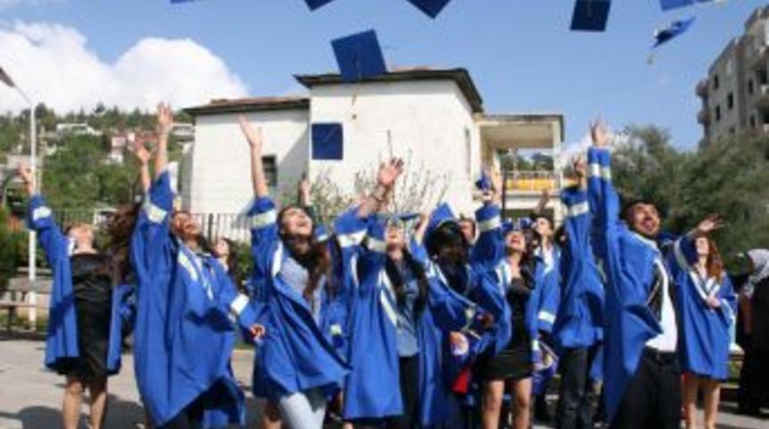 G&uuml;lnar Meslek Y&uuml;ksekokulu &Ouml;ğrencilerinin Mezuniyet Sevinci