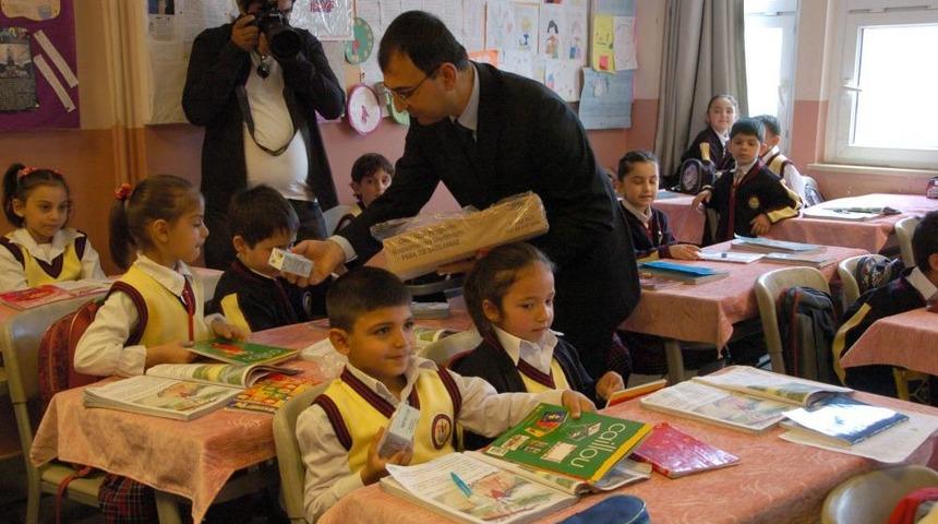 Vali Toprak, Diyarbakırlı &Ccedil;ocuklara Boyama Kitabı Dağıttı