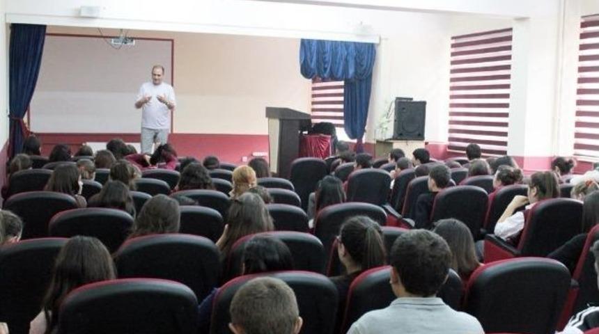 Gen&ccedil;lerle Tiyatro Anlatıldı