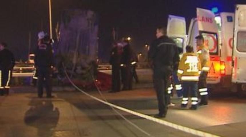 K&ouml;pr&uuml;l&uuml; Kavşakta Asılı Kalan Otomobilden Son Anda &Ccedil;ıktılar