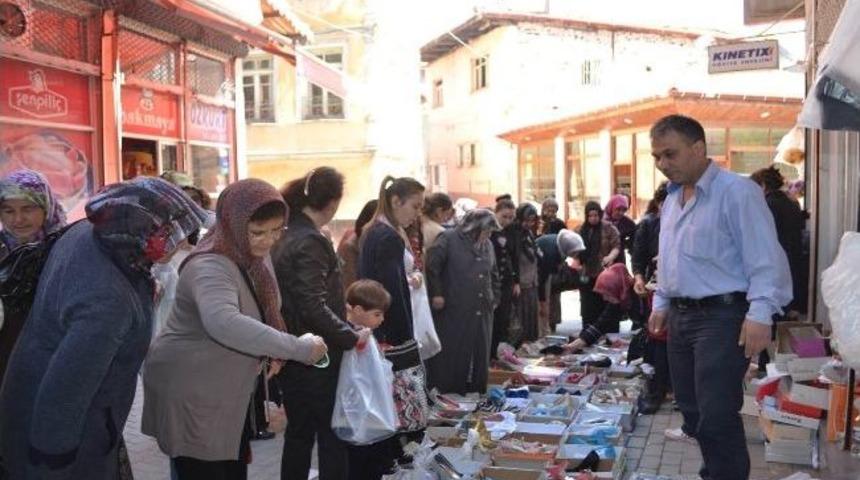 10 Tl'ye Satılan Ayakkabılar İzdihama Sebep Oldu