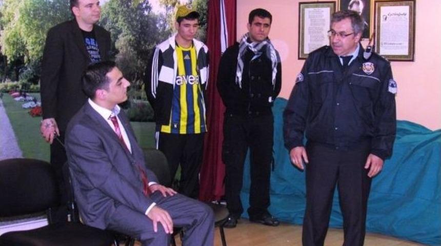 Tutuklu Ve H&uuml;k&uuml;ml&uuml;lerden Ayakta Alkışlanan Sahne Performansı