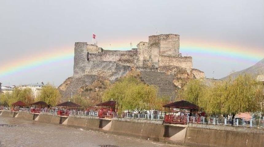 Oltu Kalesi G&ouml;k Kuşağından Tac Giydi