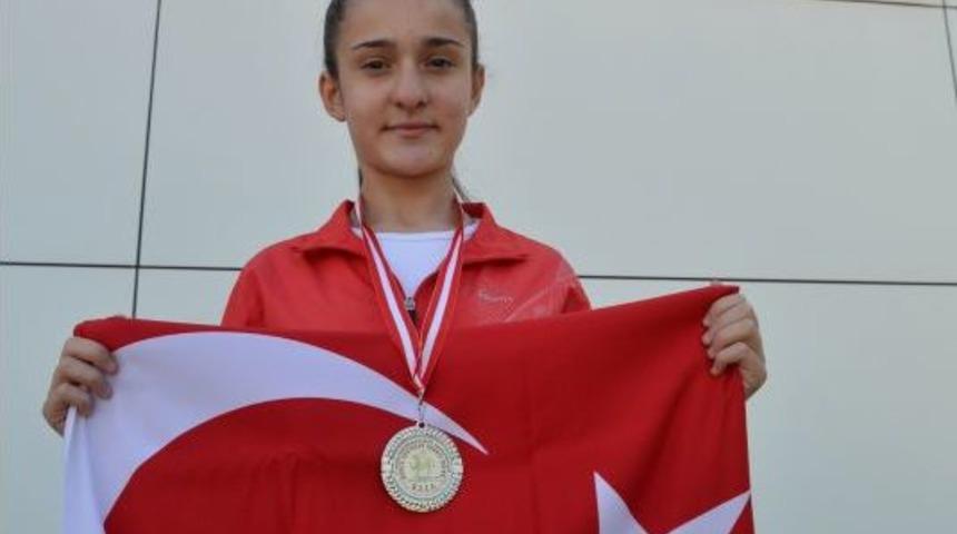 Yelkenoğlu Koleji Karate Şampiyonasında D&uuml;nya Ikincisi &Ccedil;ıkardı