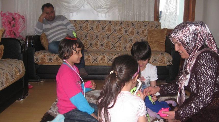 &Uuml;&ccedil; &Ccedil;ocuklu Aile, Iki Kimsesiz &Ccedil;ocuğa Da Koruyucu Oldu