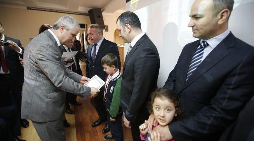 Sincan'da Satran&ccedil; Turnuvasında Dereceye Giren &Ouml;ğrenciler &Ouml;d&uuml;llendirildi