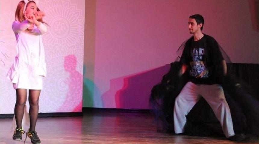 &Ccedil;izmeli Kedi, Nazım Hikmet Sahnesi'nde Sergilendi