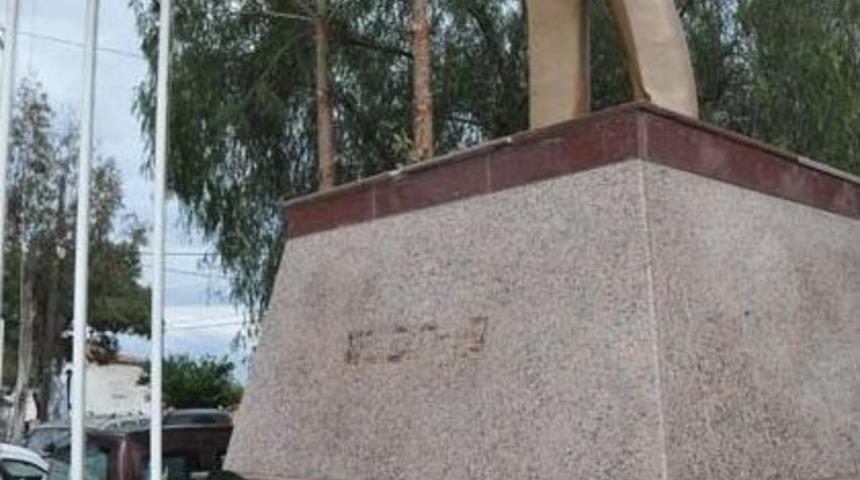 Atat&uuml;rk Heykelinden S&ouml;k&uuml;len Yazılar Tekrar Yerine Konuldu