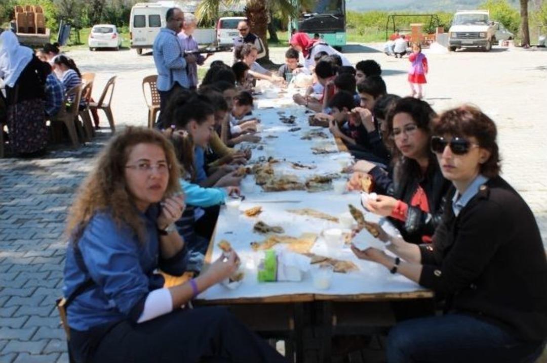 &Ouml;ğrenciler Biriktirdikleri Har&ccedil;lıklarıyla K&ouml;y Okuluna Yardım G&ouml;t&uuml;rd&uuml;ler