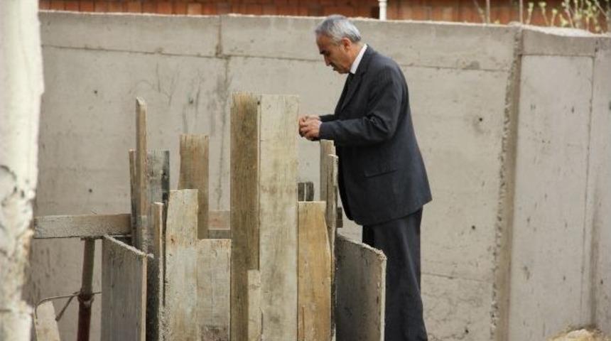 Demirleri Saydı Ve Kameraya Kaydetti