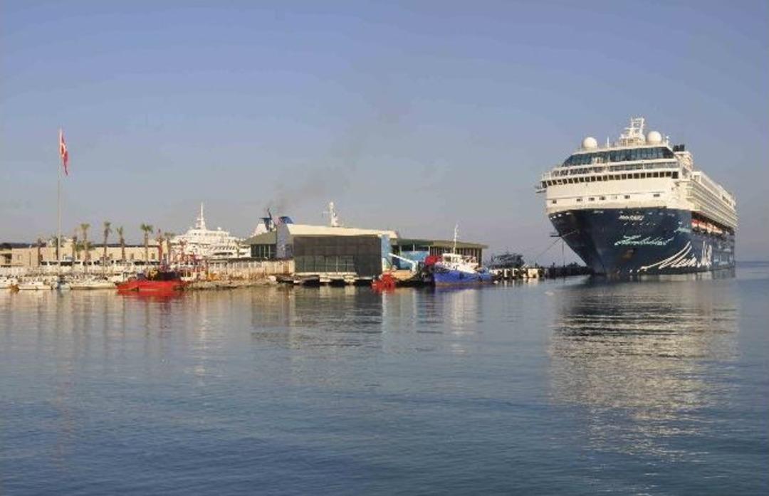 Kruvaziyerin Başketi Kuşadası&rsquo;na Aynı Anda 3 Turist Gemisi Yanaştı