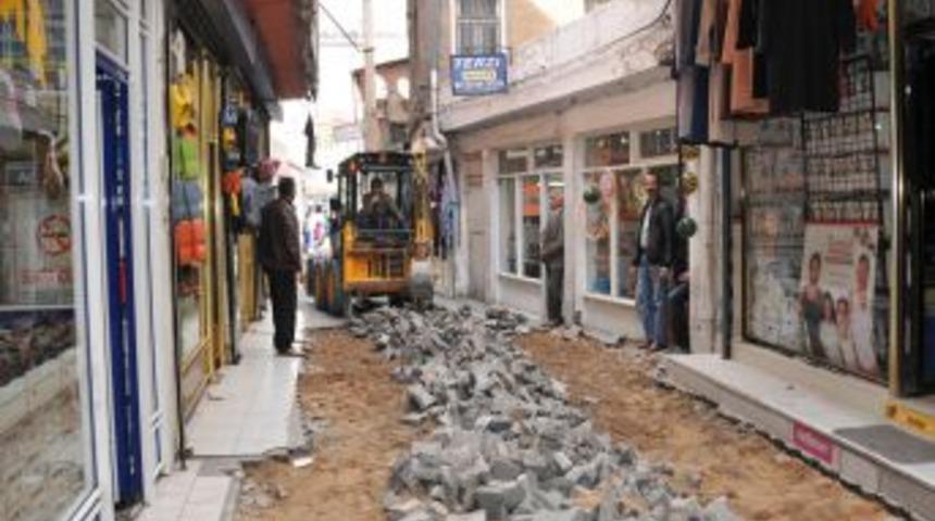 Kığılı Camii Geçidine Andezit Taşı Döşeniyor