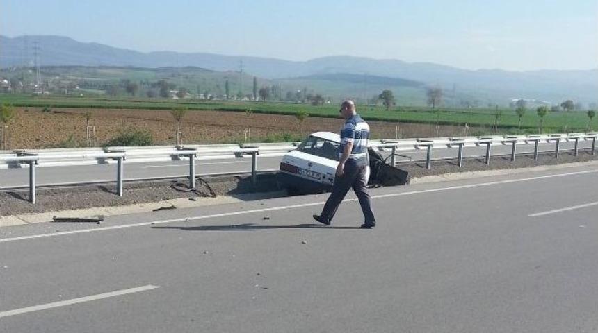 Takla Atıp Bariyerlere &Ccedil;arpan S&uuml;r&uuml;c&uuml;n&uuml;n Burnu Bile Kanamadı