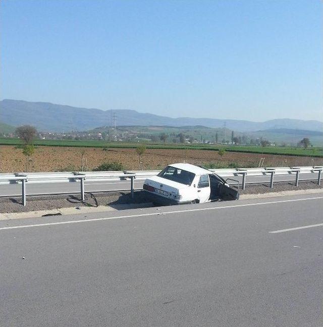 Takla Atıp Bariyerlere Çarpan Sürücünün Burnu Bile Kanamadı