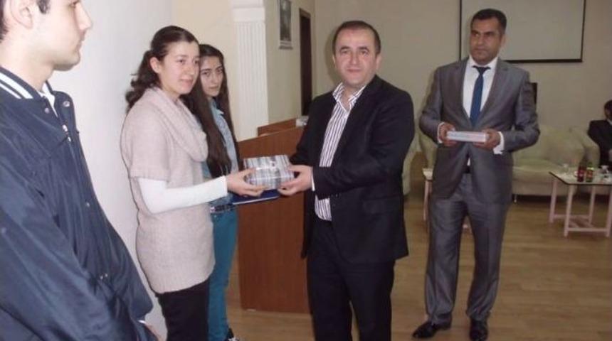 Yarışmalarda Dereceye Giren &Ouml;ğrencilere Hediye