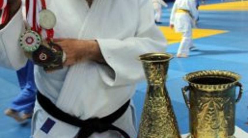 Sakalı Y&uuml;z&uuml;nden Milli Takımdan Kopartılan Judocu Spora Yeniden Başladı