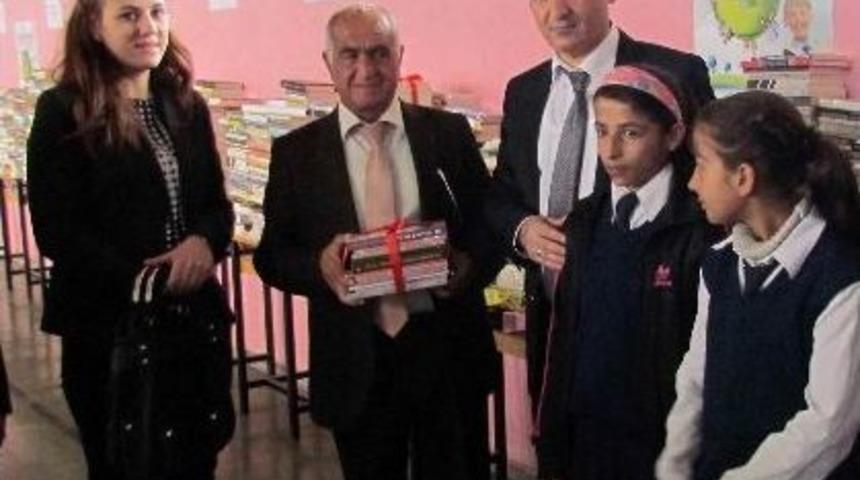 Hakkari'de 7 Bin Kitap Dağıtıldı