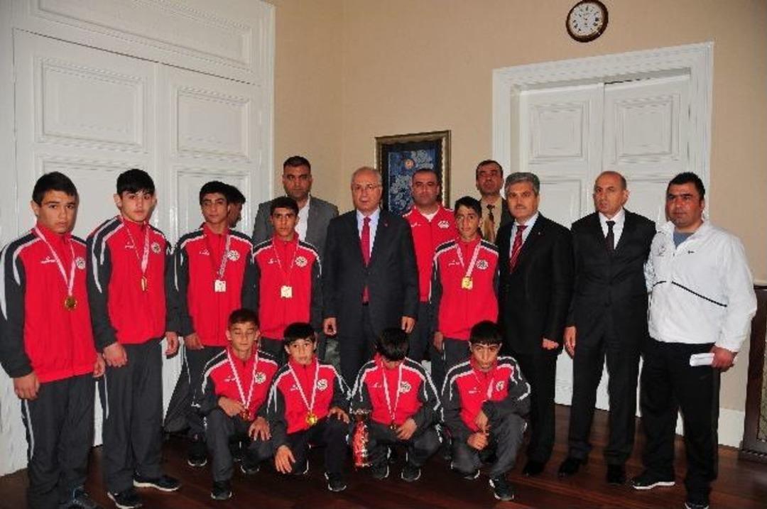 Manisalı G&uuml;reş&ccedil;iler 13 Madalya İle Y&uuml;zleri G&uuml;ld&uuml;rd&uuml;