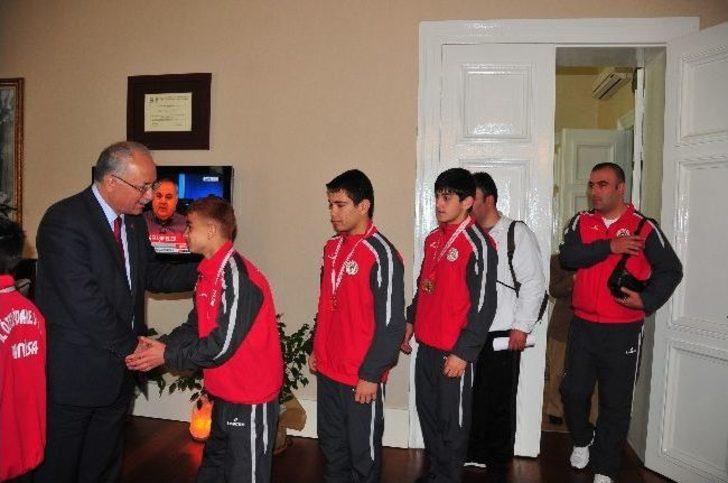 Manisalı Güreşçiler 13 Madalya İle Yüzleri Güldürdü G3