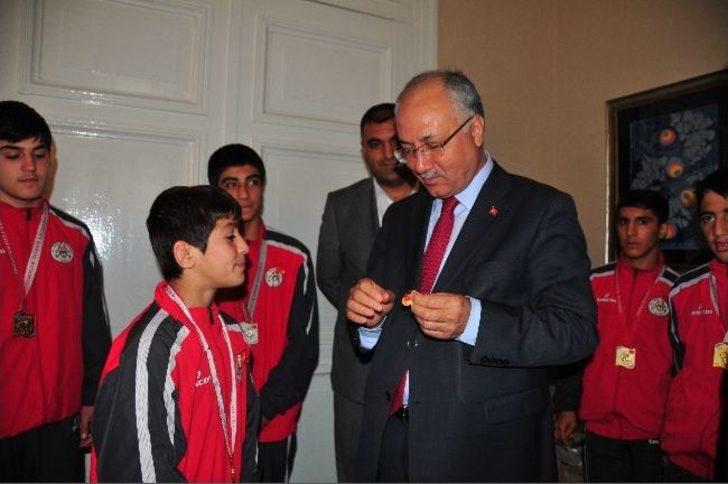 Manisalı Güreşçiler 13 Madalya İle Yüzleri Güldürdü G4