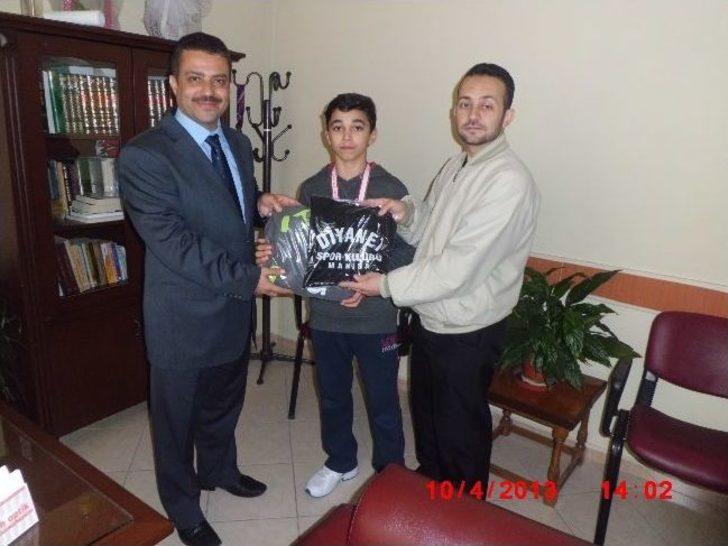 Manisalı Güreşçiler 13 Madalya İle Yüzleri Güldürdü G5