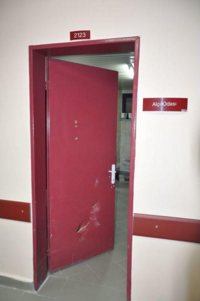Hastanede Saldırgan Hızını Alamadı, Kapıyı Defalarca Bıçakladı 1