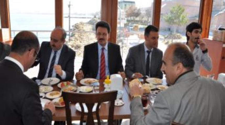 VAGİAD'tan 'G&ouml;n&uuml;l El&ccedil;isi' Projesine Destek