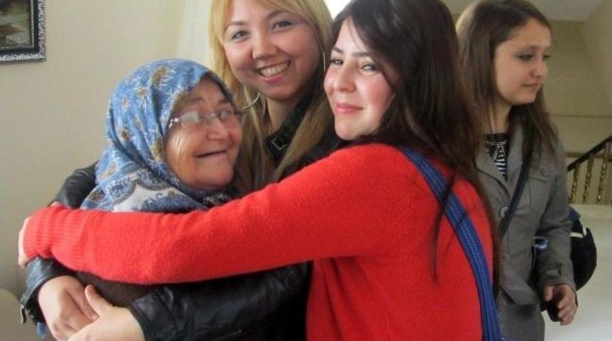 &Uuml;niversite &Ouml;ğrencileri Huzur Evini Ziyaret Ettiler