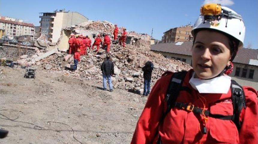 Serap Hemşire, Enkaz Altındaki Hayatları Kurtarmak İ&ccedil;in Akut&rsquo;ta G&ouml;rev Aldı