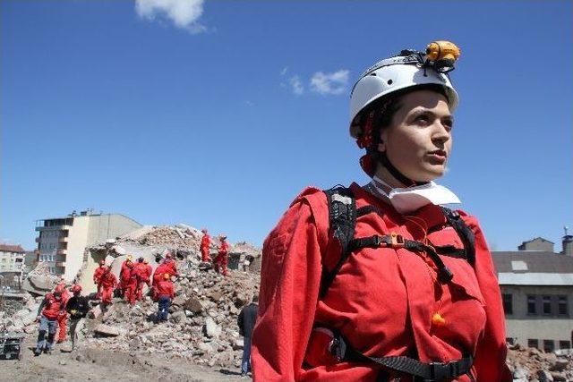 Serap Hemşire, Enkaz Altındaki Hayatları Kurtarmak İçin Akut’ta Görev Aldı