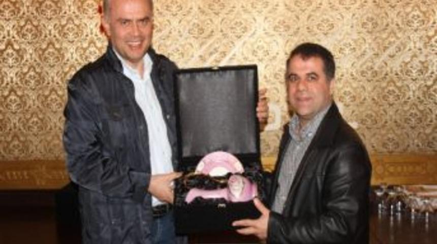 Poyraz&rsquo;dan Aksoy&rsquo;a Hediye