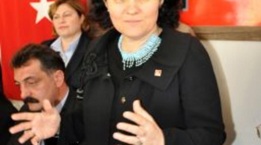 Dokuzcan: T&uuml;rkiye&rsquo;de Siyaset Kadın &Uuml;zerinden Yapılıyor