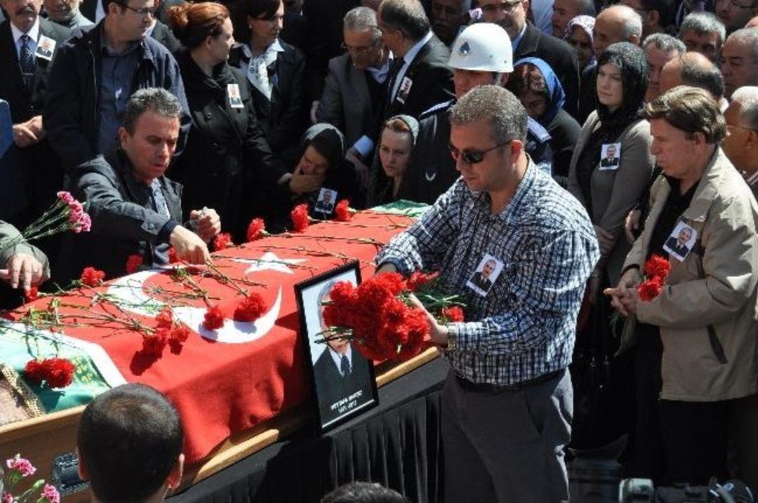 Eskişehir B&uuml;y&uuml;kşehir Belediyesi Genel Sekreteri Mustafa Mansız Son Yolculuğuna Uğurlandı