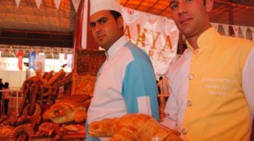 Ekmekten Yaptığı Caretta Carettalarla T&uuml;r&uuml;n Yok Olmasına Dikkat &Ccedil;ekiyor