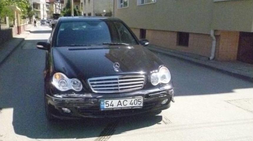 Kontrolden &Ccedil;ıkan Ara&ccedil; Kaldırımda Y&uuml;r&uuml;yen Yayaya &Ccedil;arptı