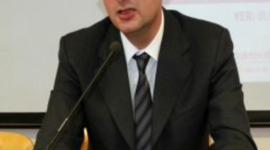 "Atat&uuml;rk Adı Altında Iktidar Savaşları Oluyor"