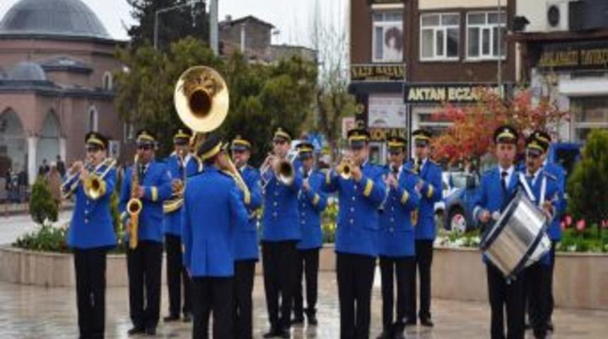 Merzifon'da Bayrak Seremonisi 83 Yıldır Bando Eşliğinde Yapılıyor