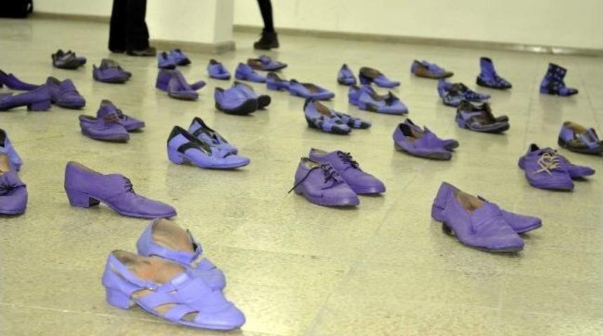 Babasının D&uuml;kkanındaki Ayakkabılardan Sergi A&ccedil;tı