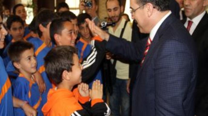 Adalet Bakanı Ergin: Gen&ccedil;lerimiz Geleceğimizdir