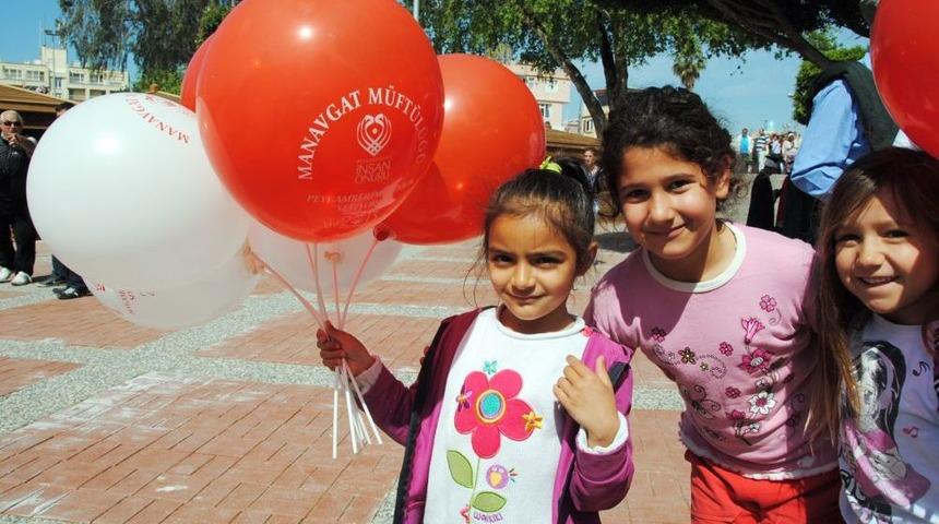 Manavgat M&uuml;ft&uuml;l&uuml;ğ&uuml;, G&uuml;llerin Efendisi Adına &Ccedil;ocuklara Balon Dağıttı