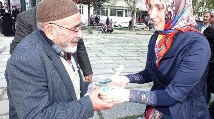 Ücretsiz Ekmek Dağıtarak Israfa Dikkat Çektiler