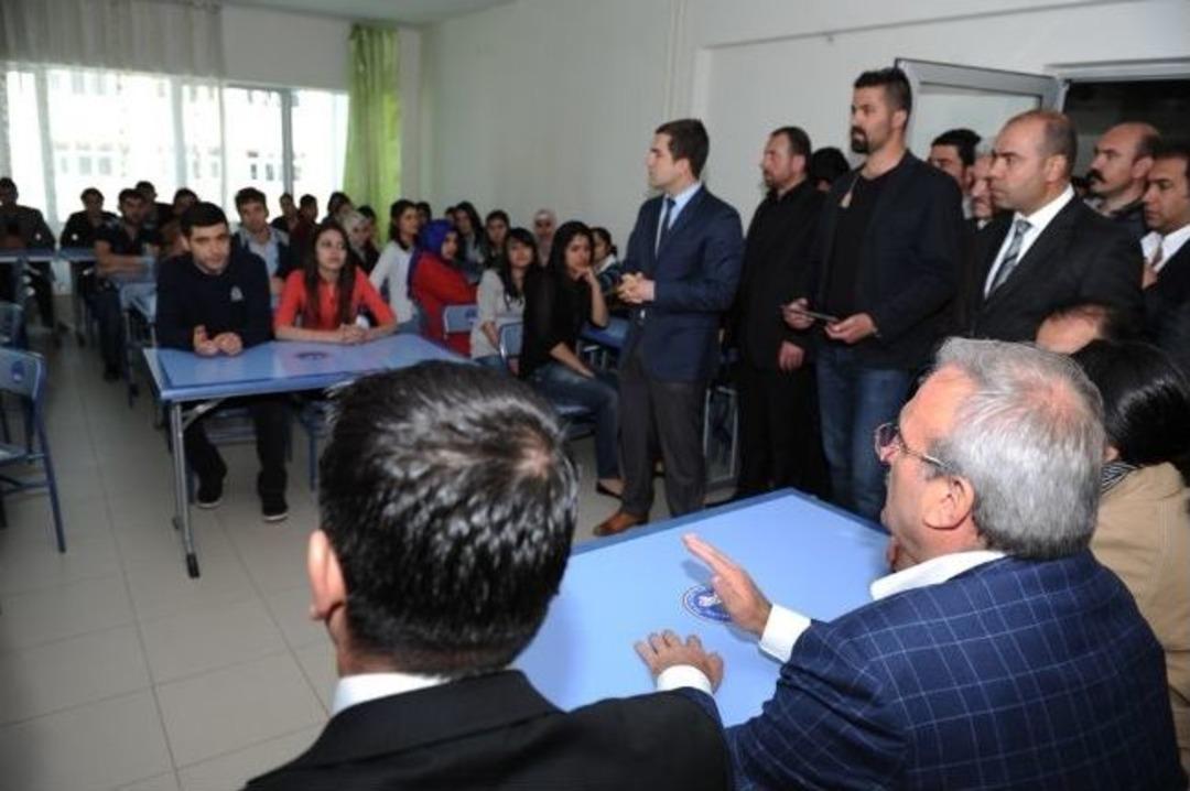 Vali Karaloğlu , &Ouml;zalp&rsquo;ta Kanaat &Ouml;nderleri, Muhtarlar Ve Stk Temsilcileriyle Yemekte Buluştu