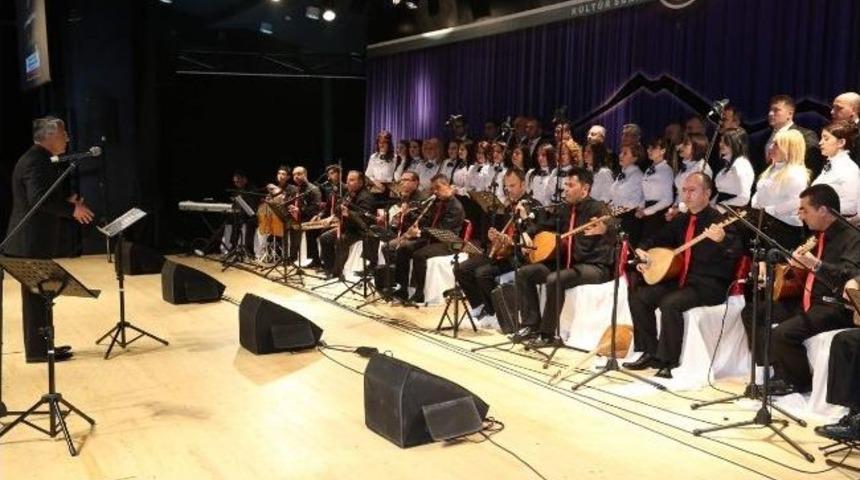 Karacaoğlan T&uuml;rk&uuml;leriyle Anıldı