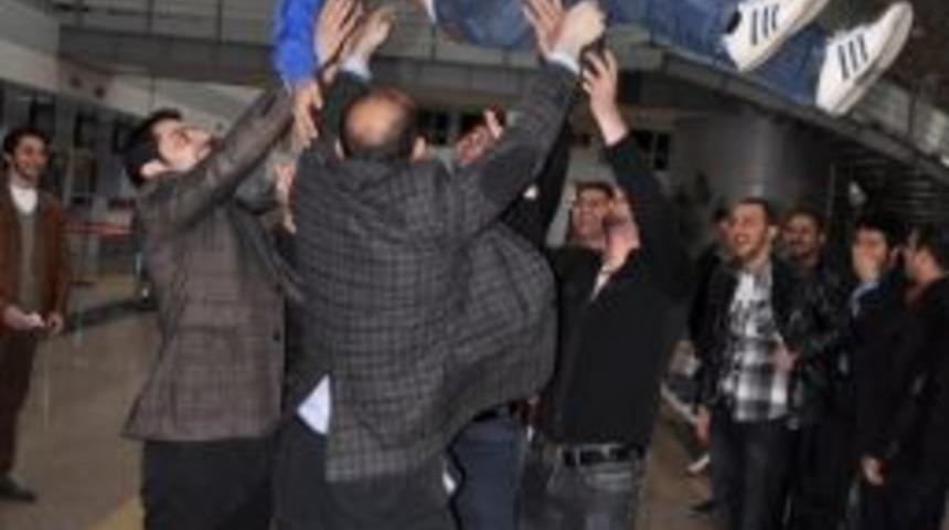 G&uuml;le Oynaya Askere