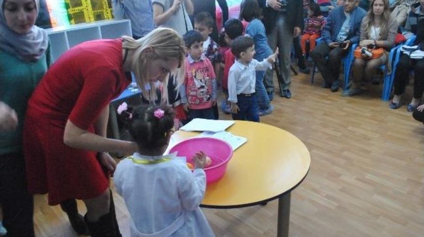 Minik Mucitler H&uuml;nerlerini Sergiledi