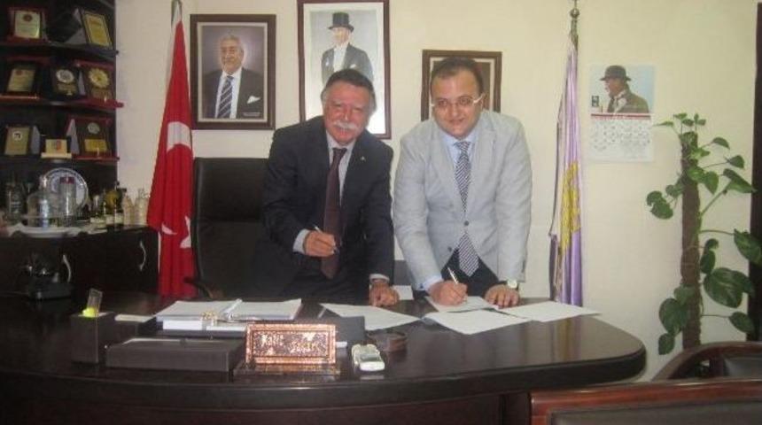 Kuşadası Esnaf Odası İle Unıversal Kuşadası Hastanesi Arasında İşbirliği Anlaşması İmzaladı