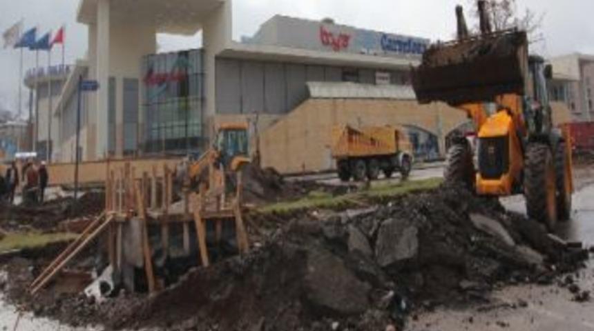 Yenişehir Avm &Ouml;n&uuml;ne Altge&ccedil;it Yapılıyor