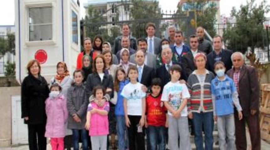 AK Partililerden L&ouml;semi Hastası &Ccedil;ocuklara Ziyaret